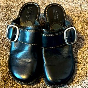 Born size 7 black leather uppers clog style women’s shoes.
